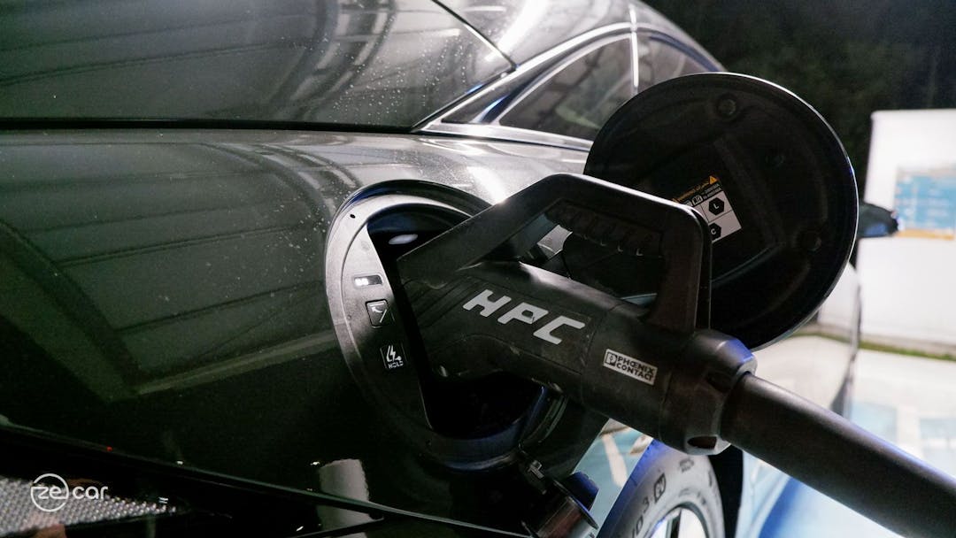Hyundai Ioniq 6 charging status and port