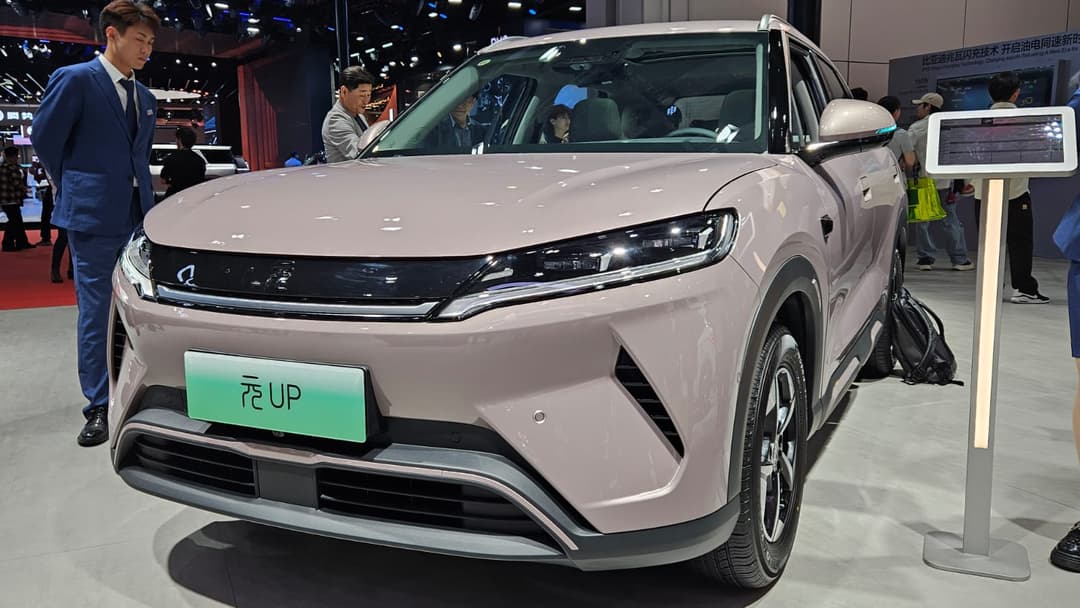 BYD Atto 2 front three quarter