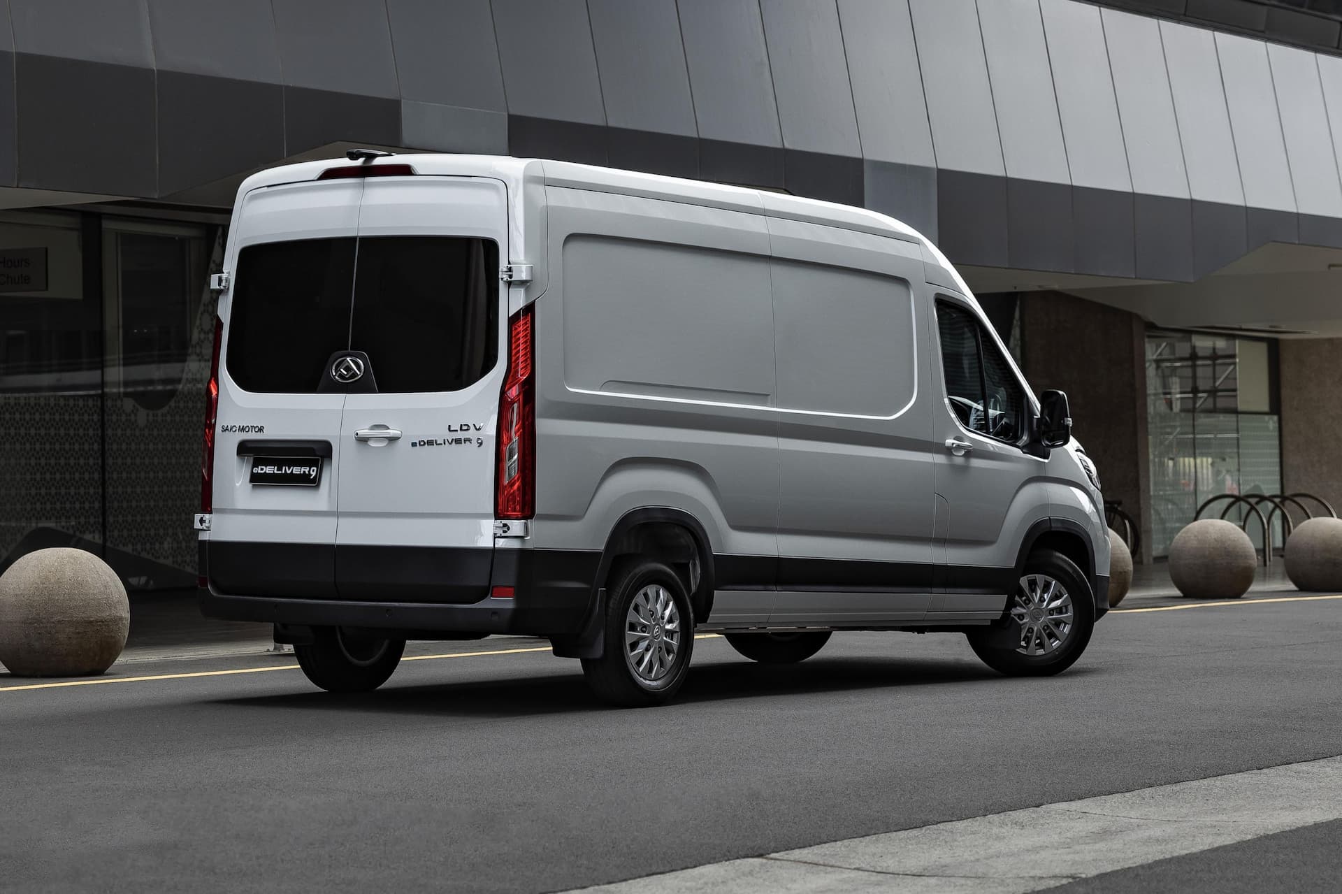 LDV eDeliver 9 Mid Roof
