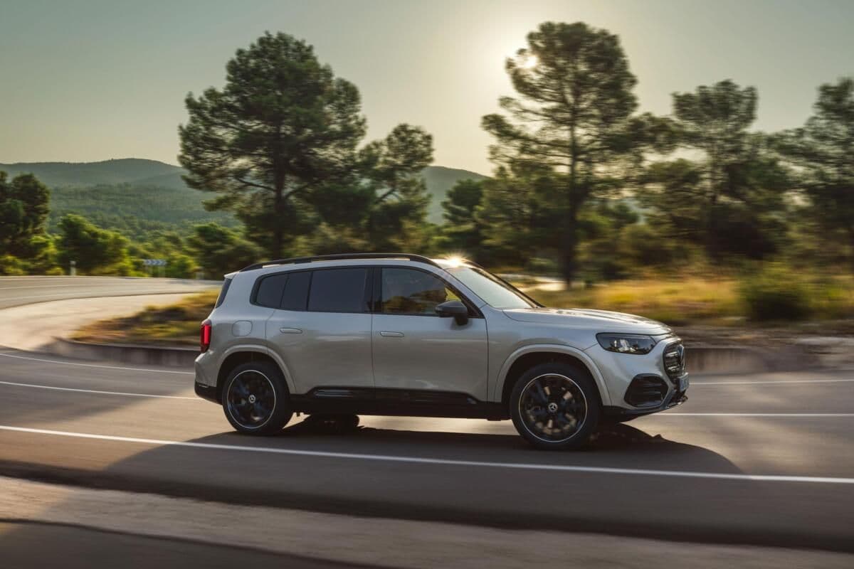 Mercedes-Benz GLB side profile Mercedes-Benz GLB side profile