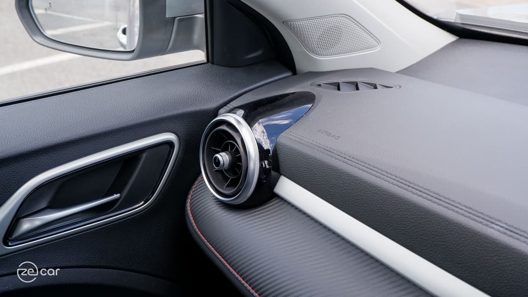 MG ZS EV interior air vent and drive selector