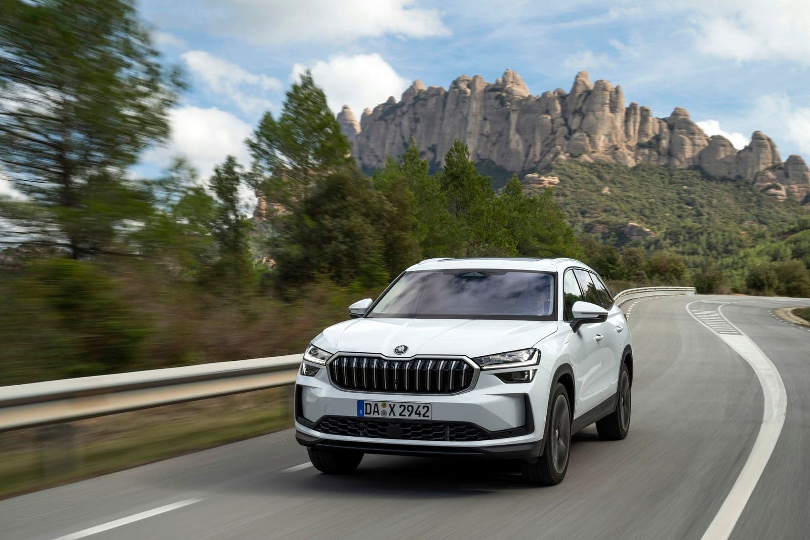 2026 Skoda Kodiaq PHEV exterior front three-quarter view in silver, showcasing the plug-in hybrid SUV's modern design 2026 Skoda Kodiaq PHEV exterior front three-quarter view in silver, showcasing the plug-in hybrid SUV's modern design