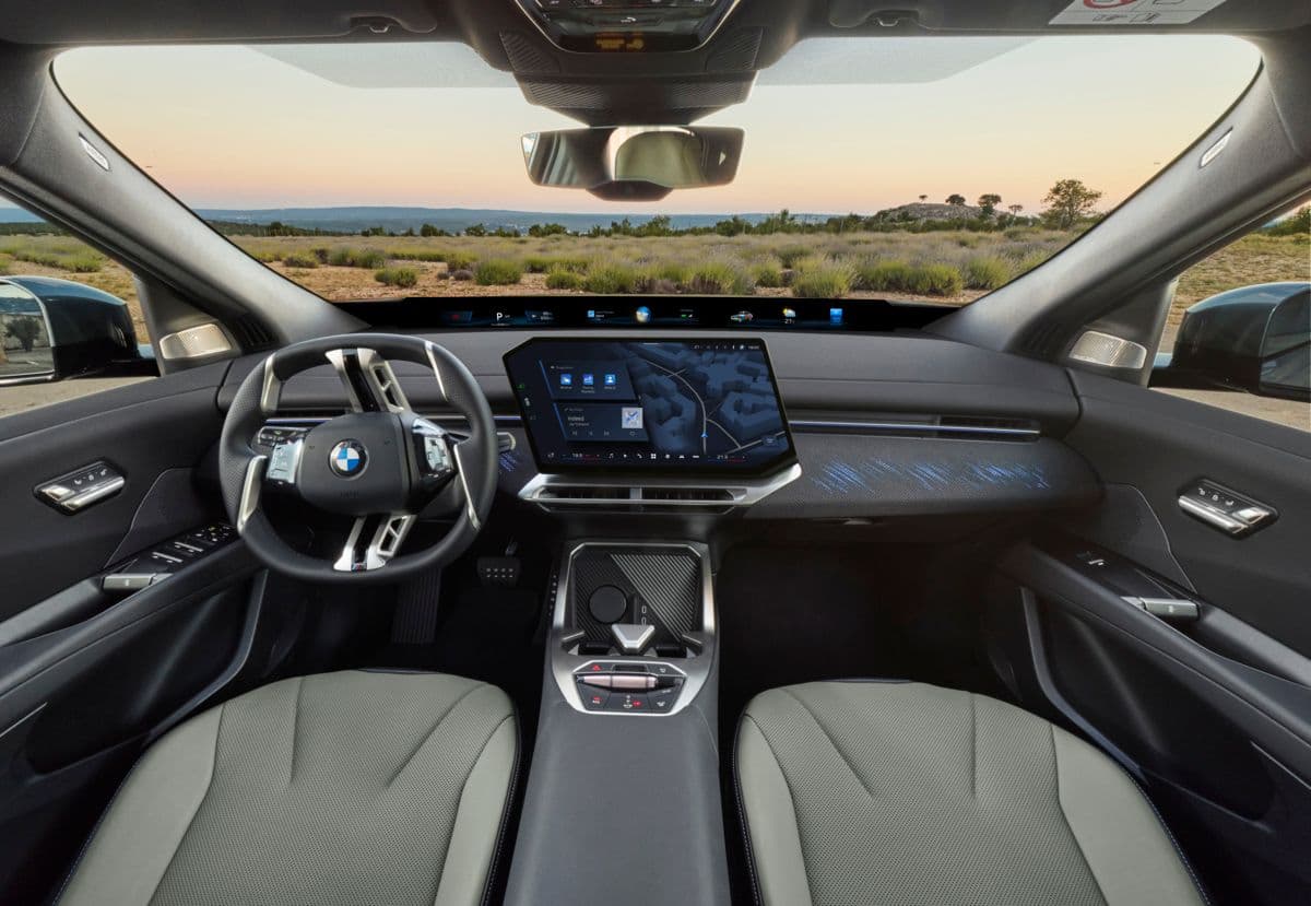 BMW iX4 cockpit with Panoramic iDrive and 17.9-inch central display BMW iX4 cockpit with Panoramic iDrive and 17.9-inch central display