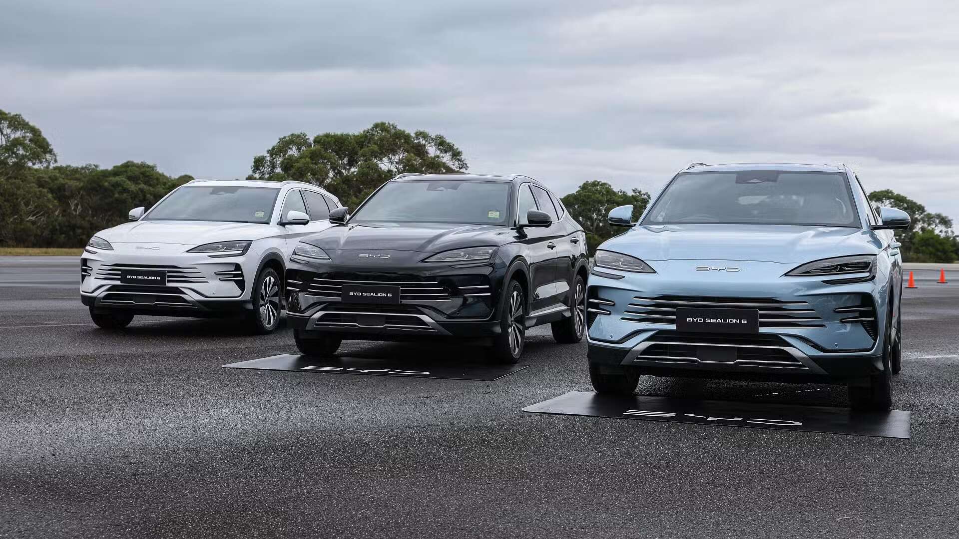 BYD Sealion 6 in blue, black and white front view parked BYD Sealion 6 in blue, black and white front view parked