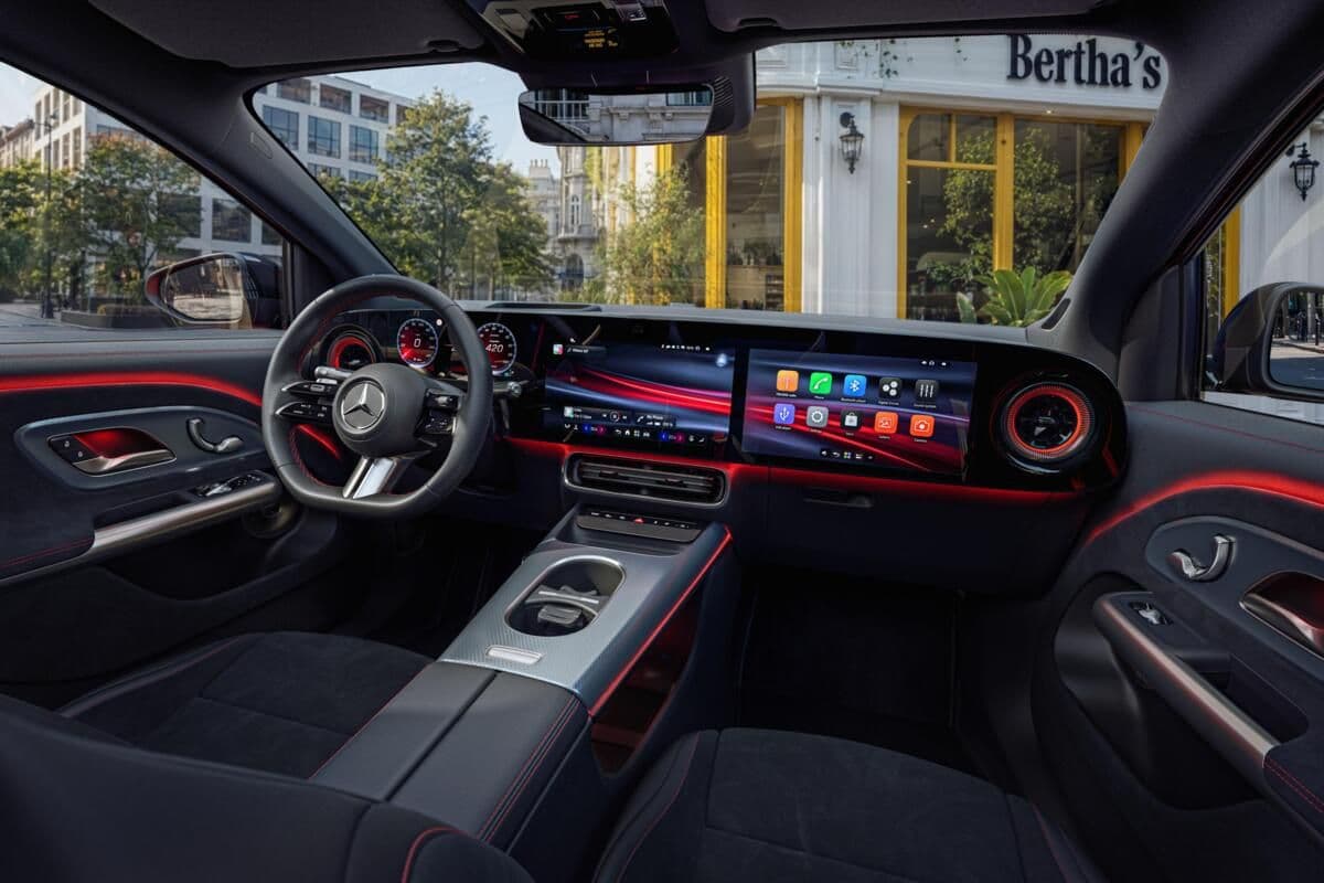 The all-new Mercedes-Benz GLA interior, featuring the MBUX Superscreen dashboard The all-new Mercedes-Benz GLA interior, featuring the MBUX Superscreen dashboard