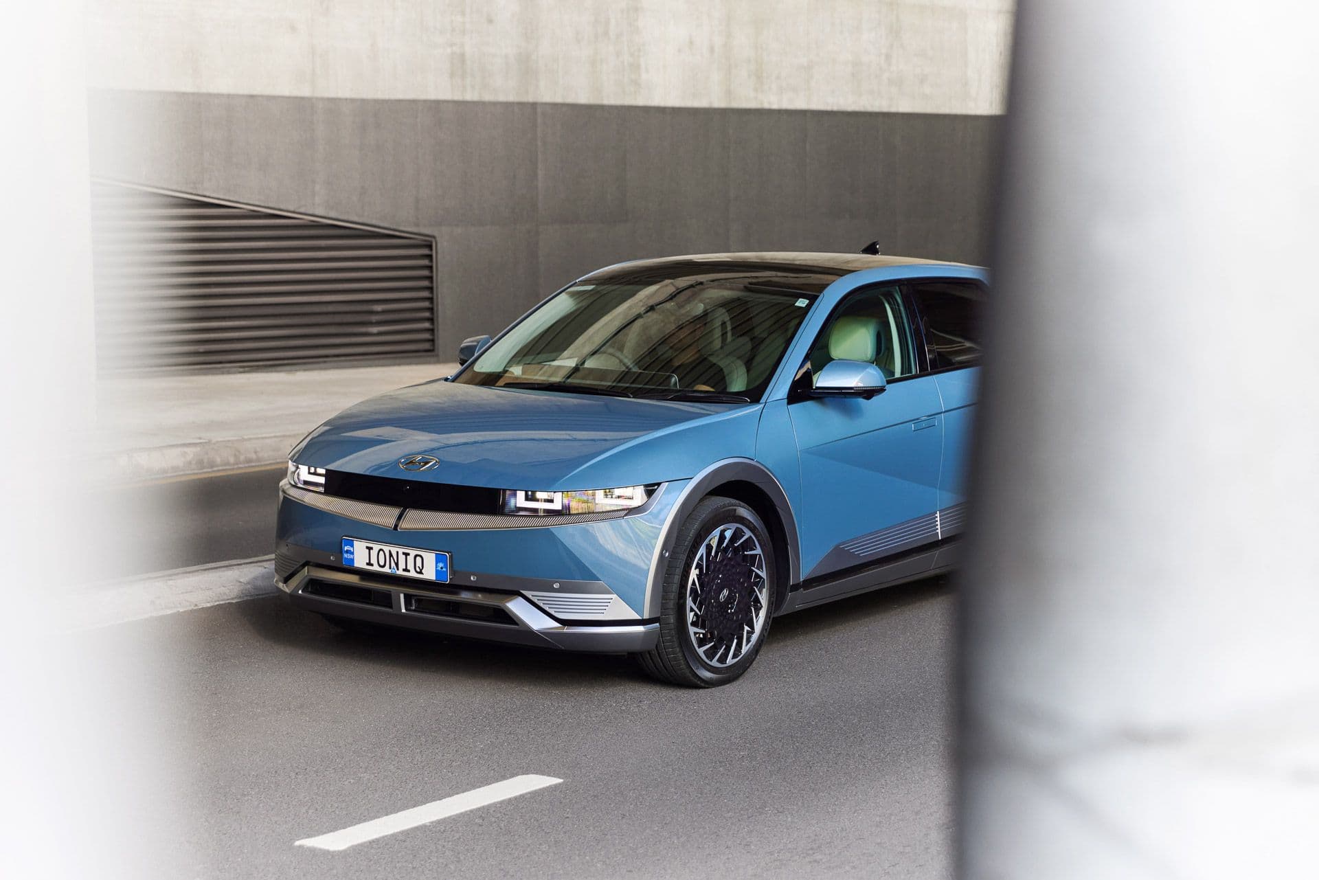 Hyundai Ioniq 5 Lucid blue with 20-inch alloy wheels Hyundai Ioniq 5 Lucid blue with 20-inch alloy wheels