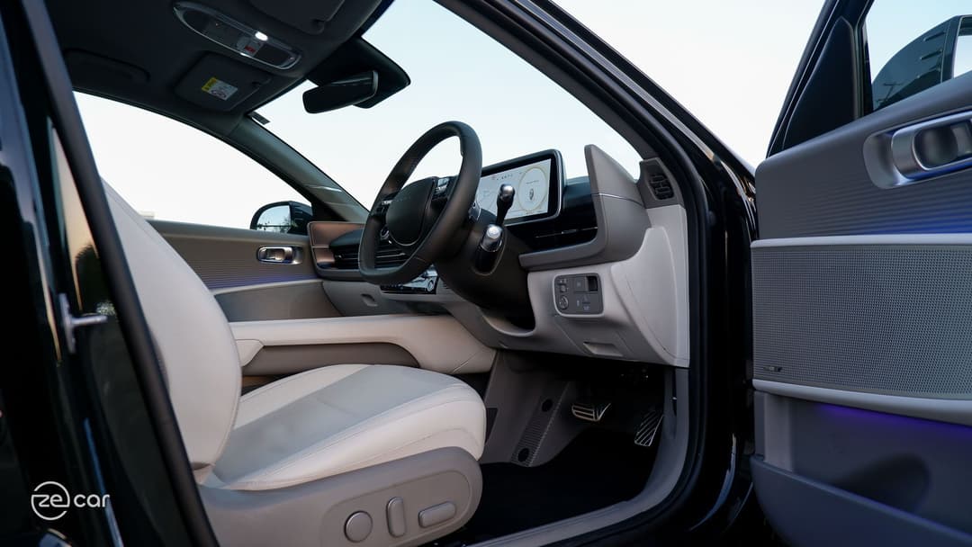 Hyundai Ioniq 6 front seat and side plate
