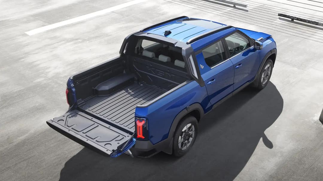 KGM Musso EV rear tray showing tie-down hooks and tub liner KGM Musso EV rear tray showing tie-down hooks and tub liner