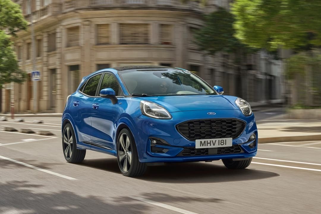 Ford Puma (non-EV) in blue driving in city Ford Puma (non-EV) in blue driving in city