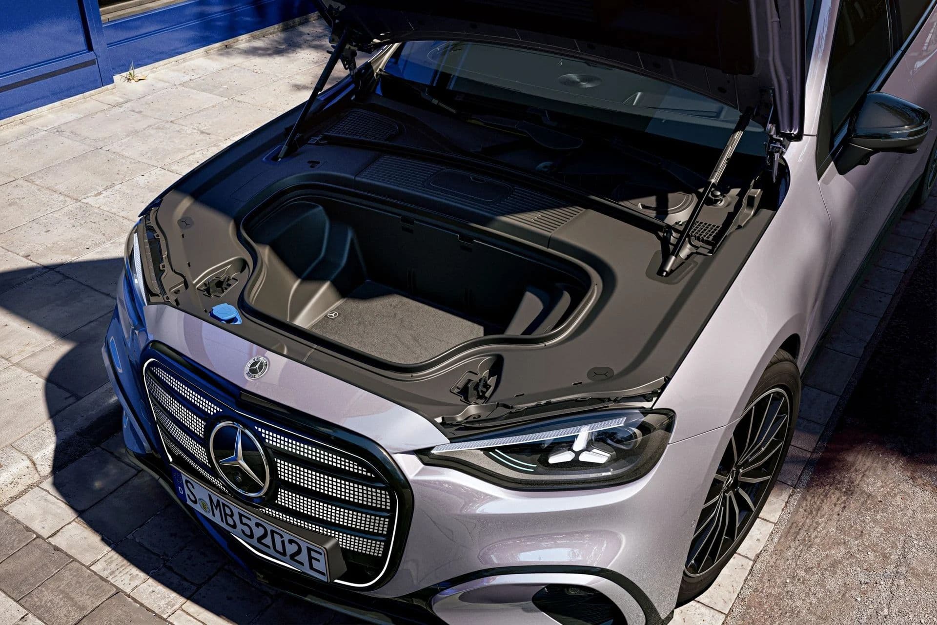 Front boot, or frunk, of the Mercedes-Benz C-Class electric Front boot, or frunk, of the Mercedes-Benz C-Class electric