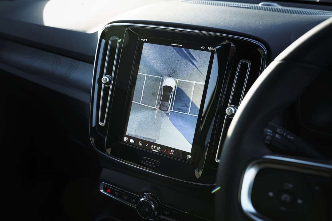 Volvo C40 Recharge touchscreen showing 360-degree camera view Volvo C40 Recharge touchscreen showing 360-degree camera view