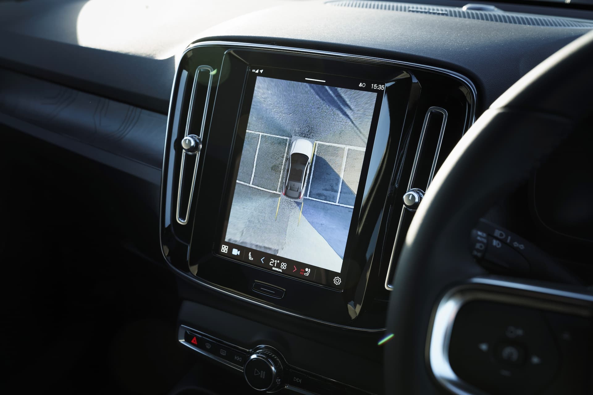 Volvo C40 Recharge touchscreen showing 360-degree camera view Volvo C40 Recharge touchscreen showing 360-degree camera view