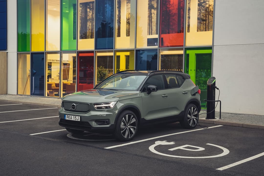 Green Volvo XC40 Recharge charging in city Green Volvo XC40 Recharge charging in city