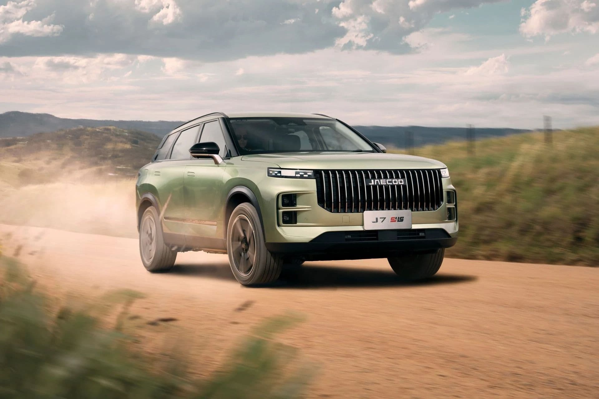 2027 Jaecoo J7 SHS-P plug-in hybrid mid-size SUV, front three-quarter 2027 Jaecoo J7 SHS-P plug-in hybrid mid-size SUV, front three-quarter