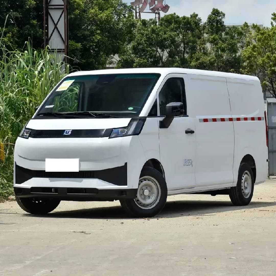 Farizon V7E exterior — dual sliding doors and rear barn doors Farizon V7E exterior — dual sliding doors and rear barn doors