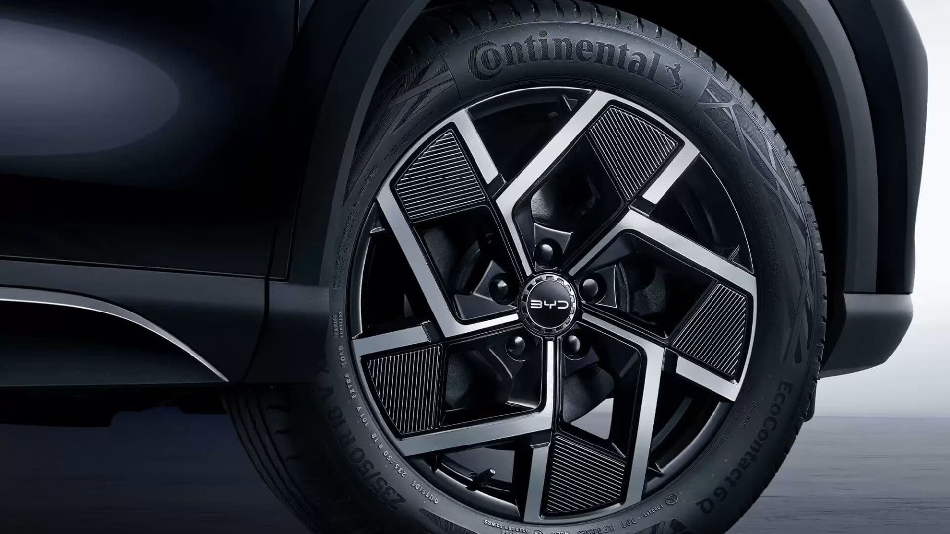 2024 BYD Atto 3 wheels zoomed in 2024 BYD Atto 3 wheels zoomed in