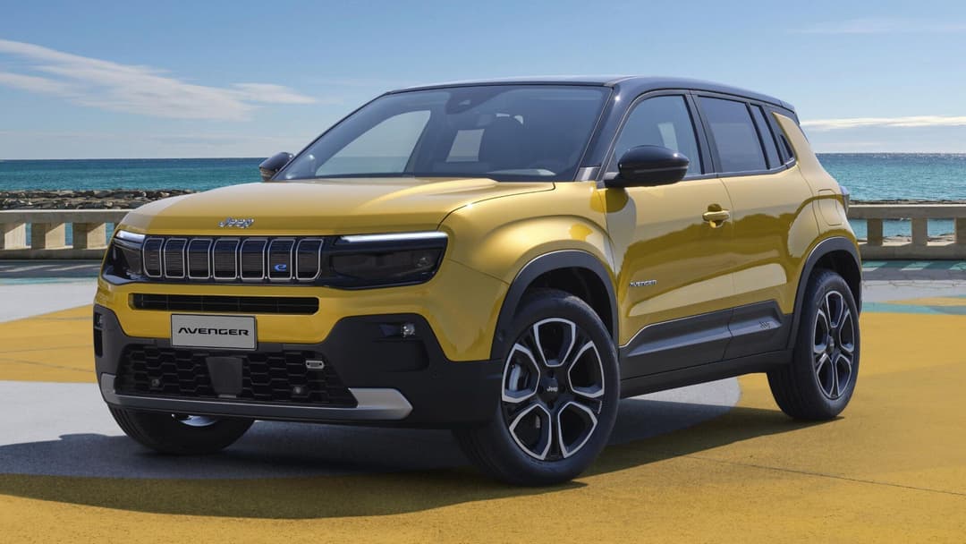 2025 Jeep Avenger in gold three quarter view parked with sea background 2025 Jeep Avenger in gold three quarter view parked with sea background