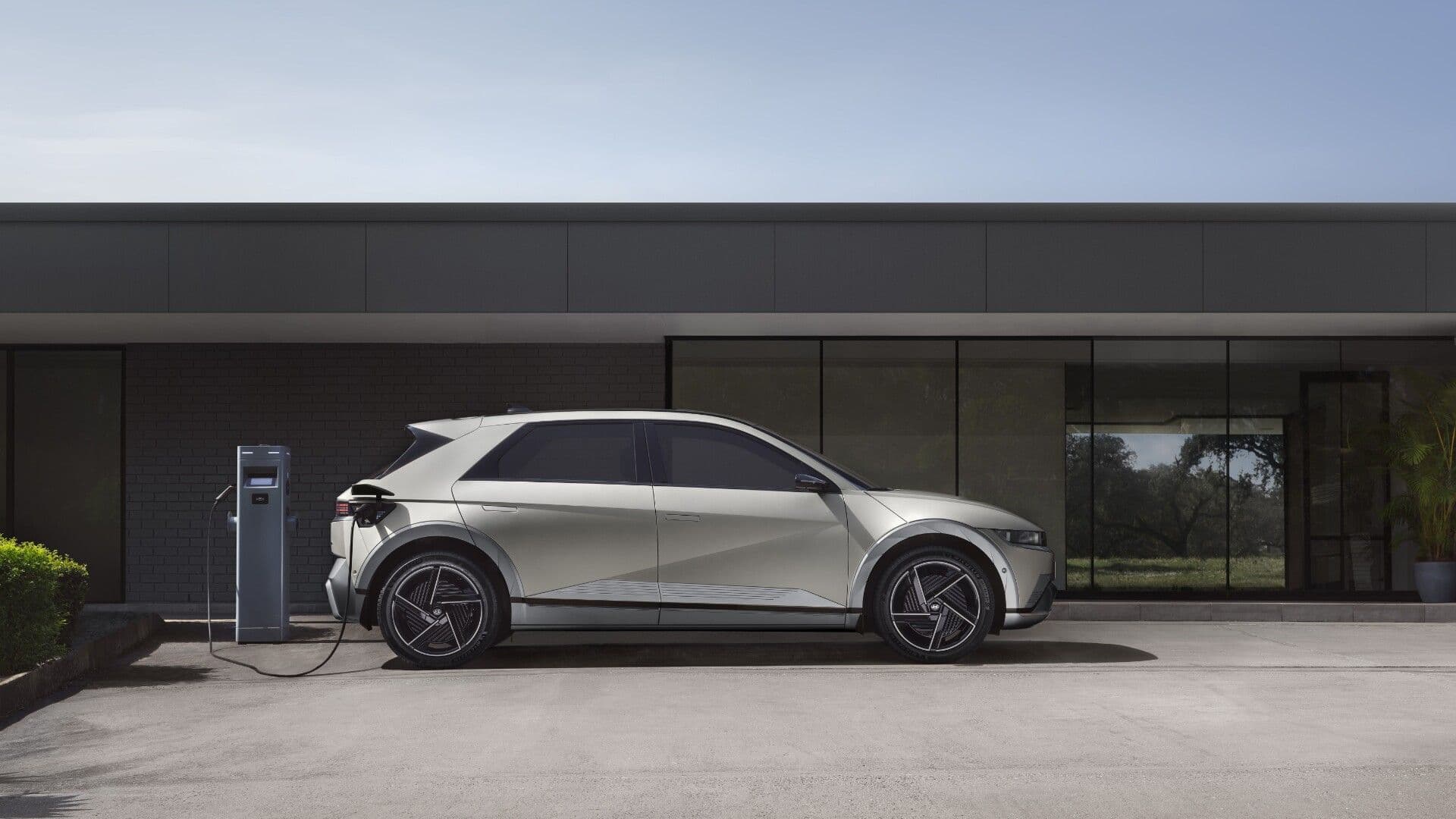 2025 Hyundai Ioniq 5 in grey charging side view 2025 Hyundai Ioniq 5 in grey charging side view