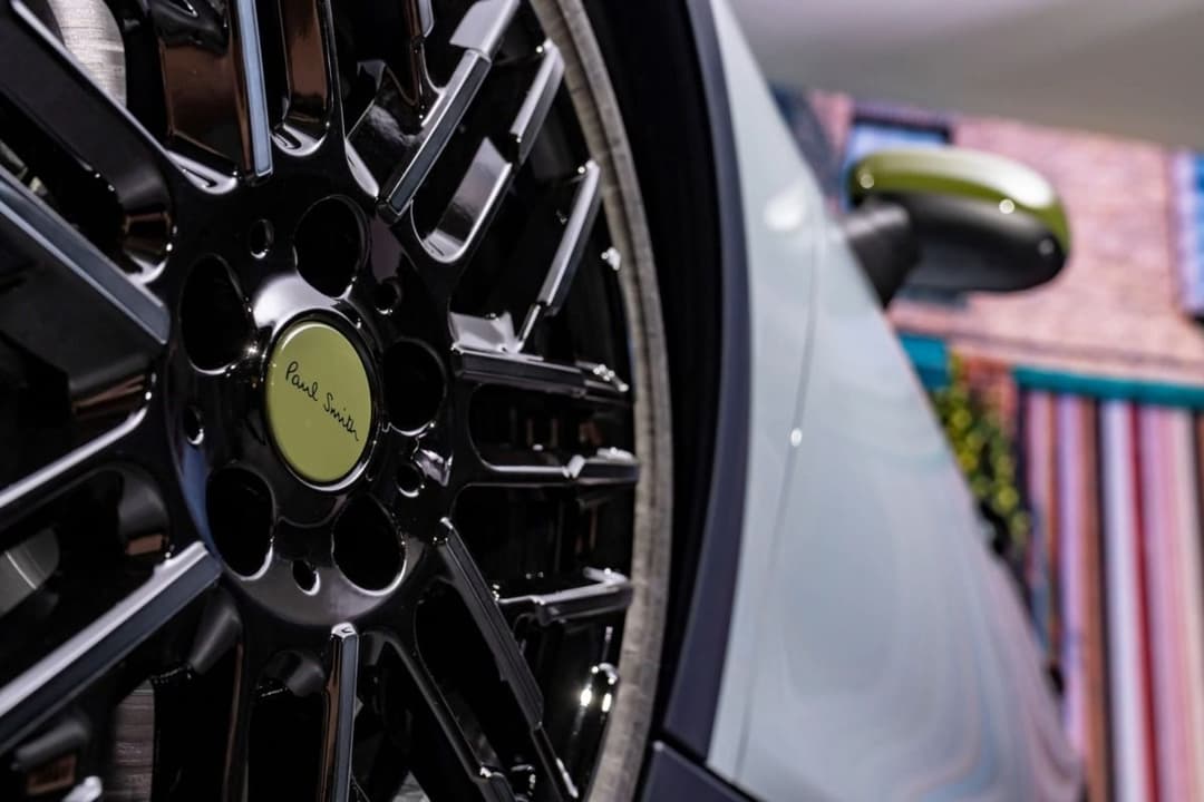 Close-up of MINI Cooper SE Paul Smith Edition 18-inch Night Flash Spoke wheel with dark finish, colourful backdrop Close-up of MINI Cooper SE Paul Smith Edition 18-inch Night Flash Spoke wheel with dark finish, colourful backdrop