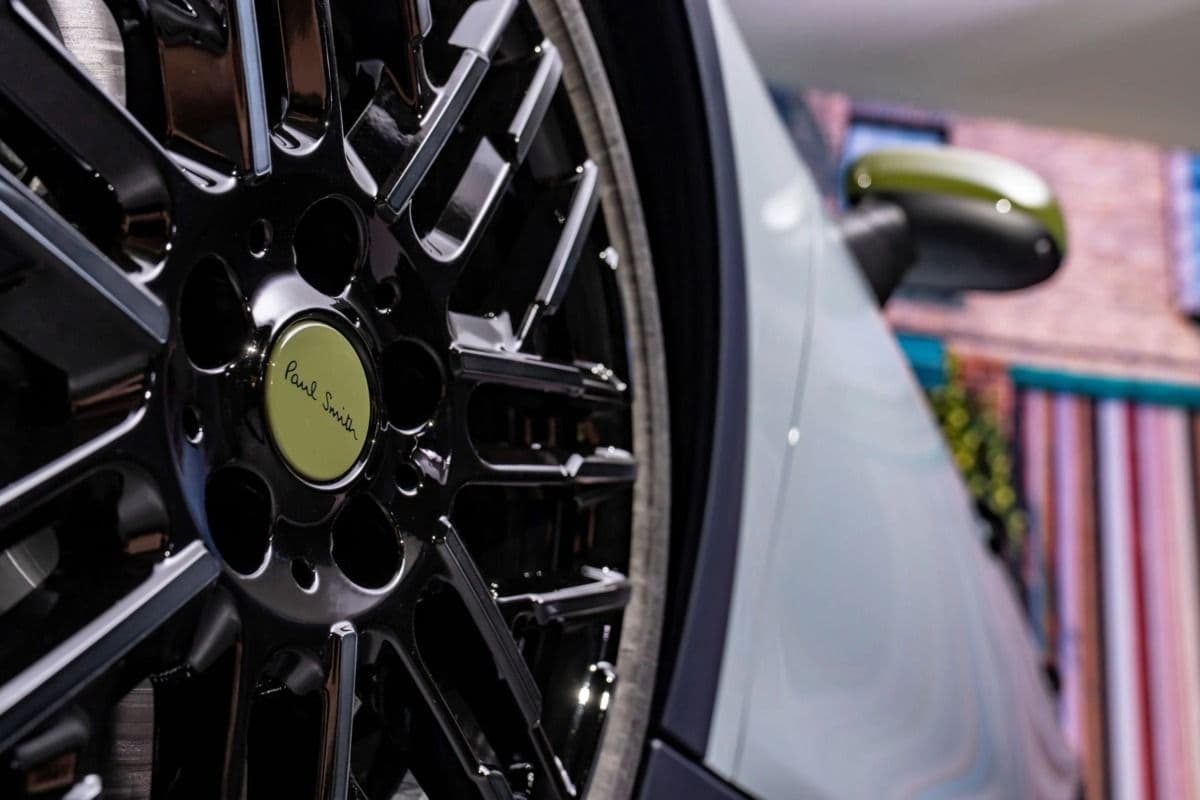 Close-up of MINI Cooper SE Paul Smith Edition 18-inch Night Flash Spoke wheel with dark finish, colourful backdrop Close-up of MINI Cooper SE Paul Smith Edition 18-inch Night Flash Spoke wheel with dark finish, colourful backdrop