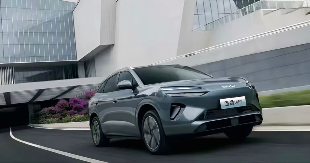 BYD Sealion 06 mid-size SUV in silver, displaying the vehicle's contemporary styling and aerodynamic body design BYD Sealion 06 mid-size SUV in silver, displaying the vehicle's contemporary styling and aerodynamic body design