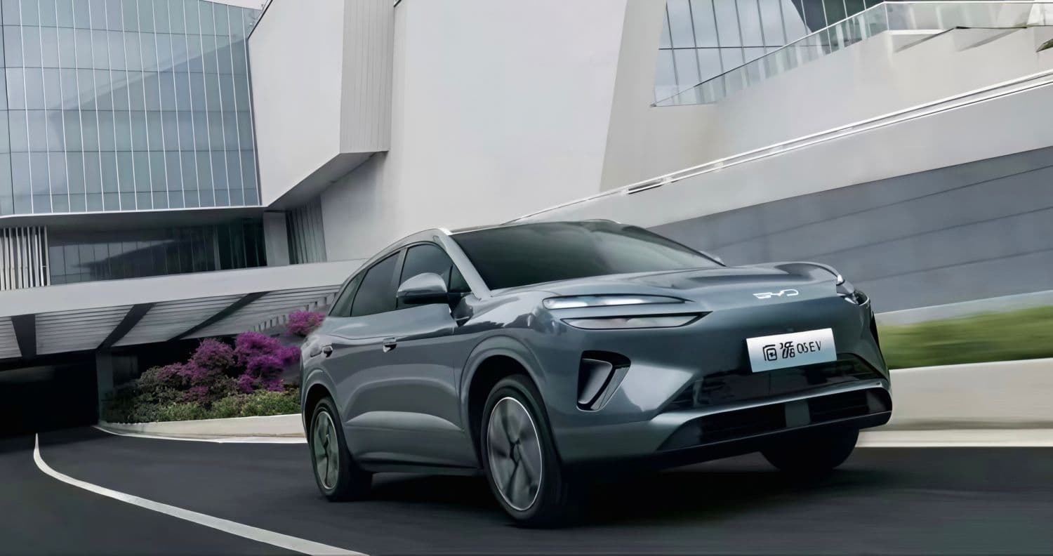 BYD Sealion 06 mid-size SUV in silver, displaying the vehicle's contemporary styling and aerodynamic body design BYD Sealion 06 mid-size SUV in silver, displaying the vehicle's contemporary styling and aerodynamic body design