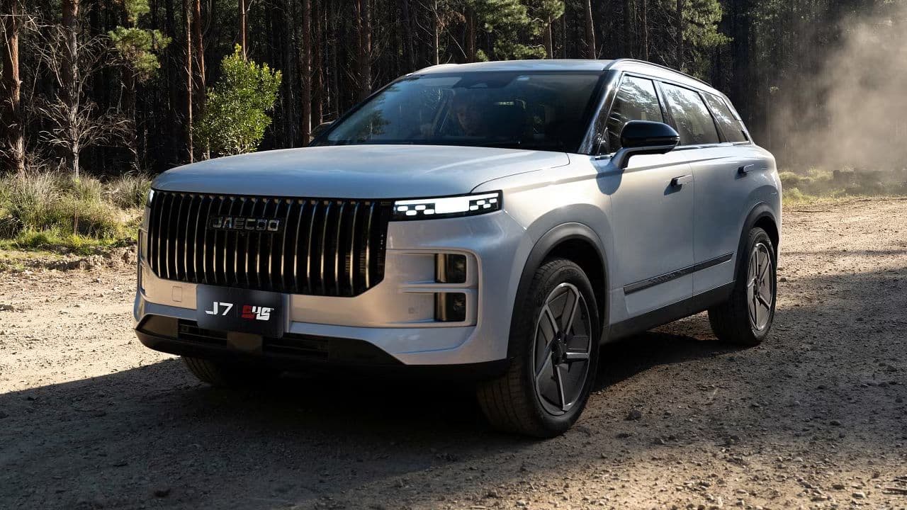 2026 Jaecoo J7 SHS Track PHEV in silver parked outdoors 2026 Jaecoo J7 SHS Track PHEV in silver parked outdoors