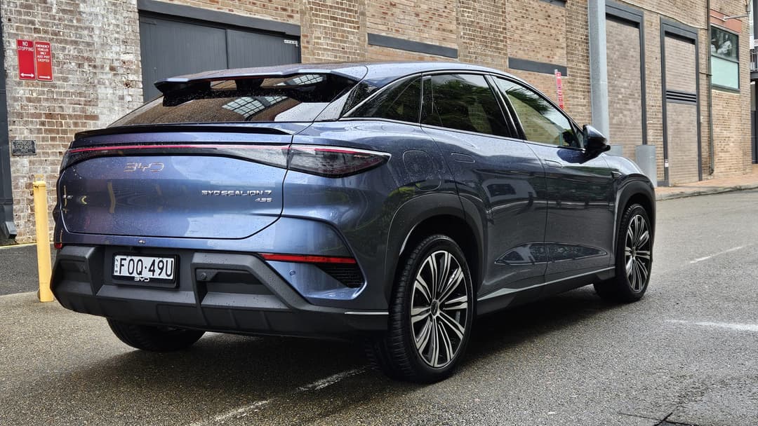 BYD Sealion 7 exterior side profile showing sloping roofline and 19-inch alloy wheels BYD Sealion 7 exterior side profile showing sloping roofline and 19-inch alloy wheels