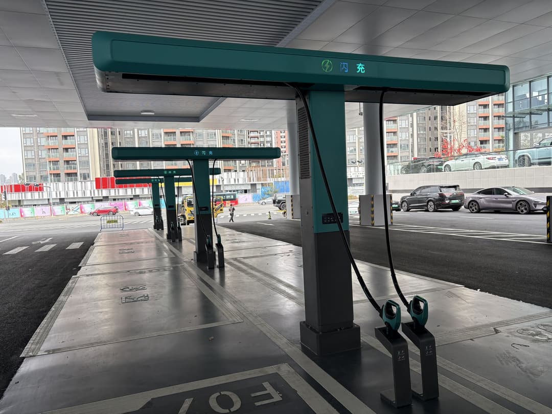 BYD second-generation flash charging station with T-shaped design BYD second-generation flash charging station with T-shaped design