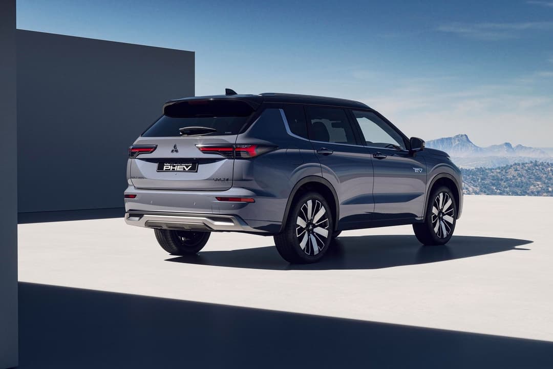 2026 Mitsubishi Outlander PHEV rear 2026 Mitsubishi Outlander PHEV rear