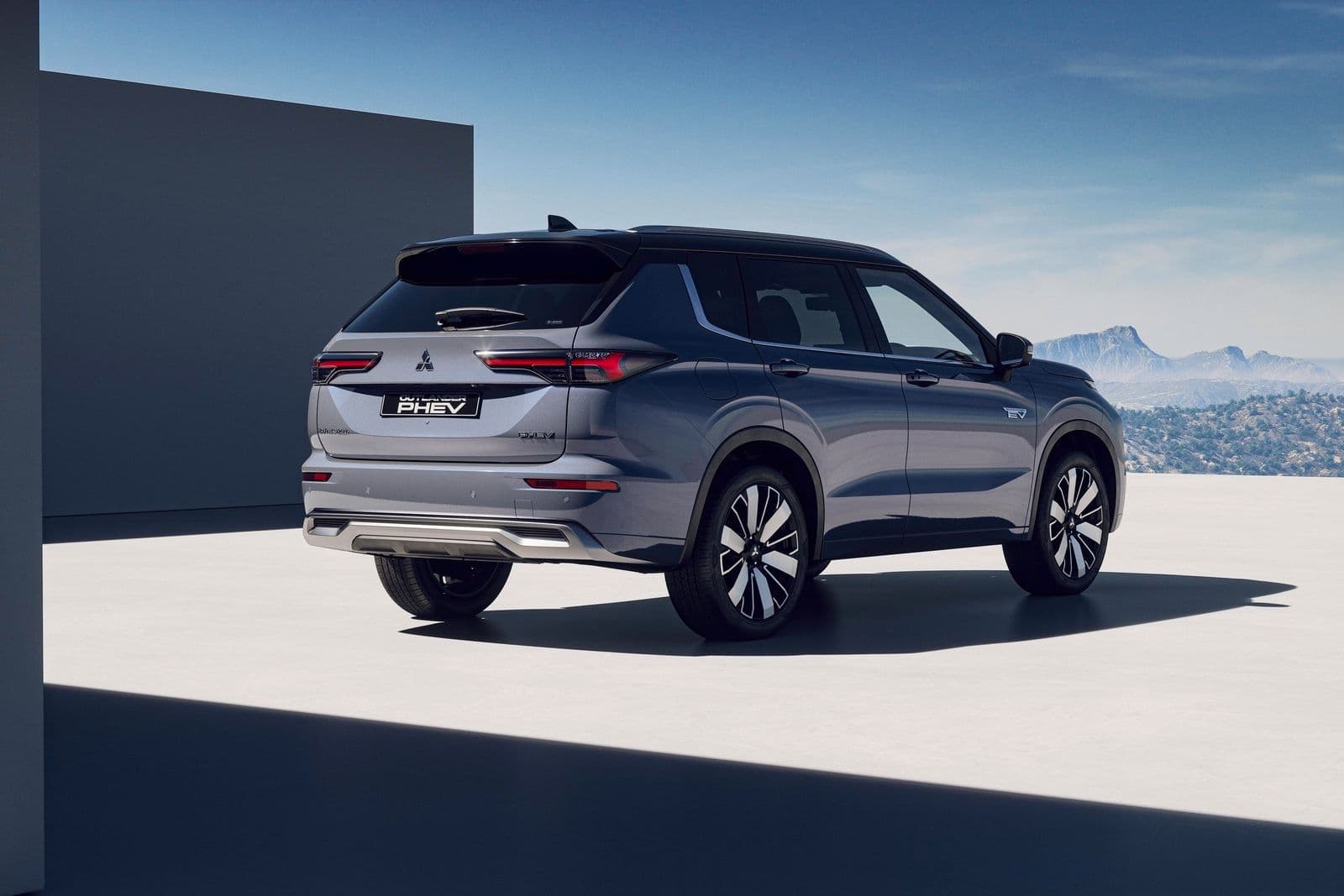 2026 Mitsubishi Outlander PHEV rear 2026 Mitsubishi Outlander PHEV rear