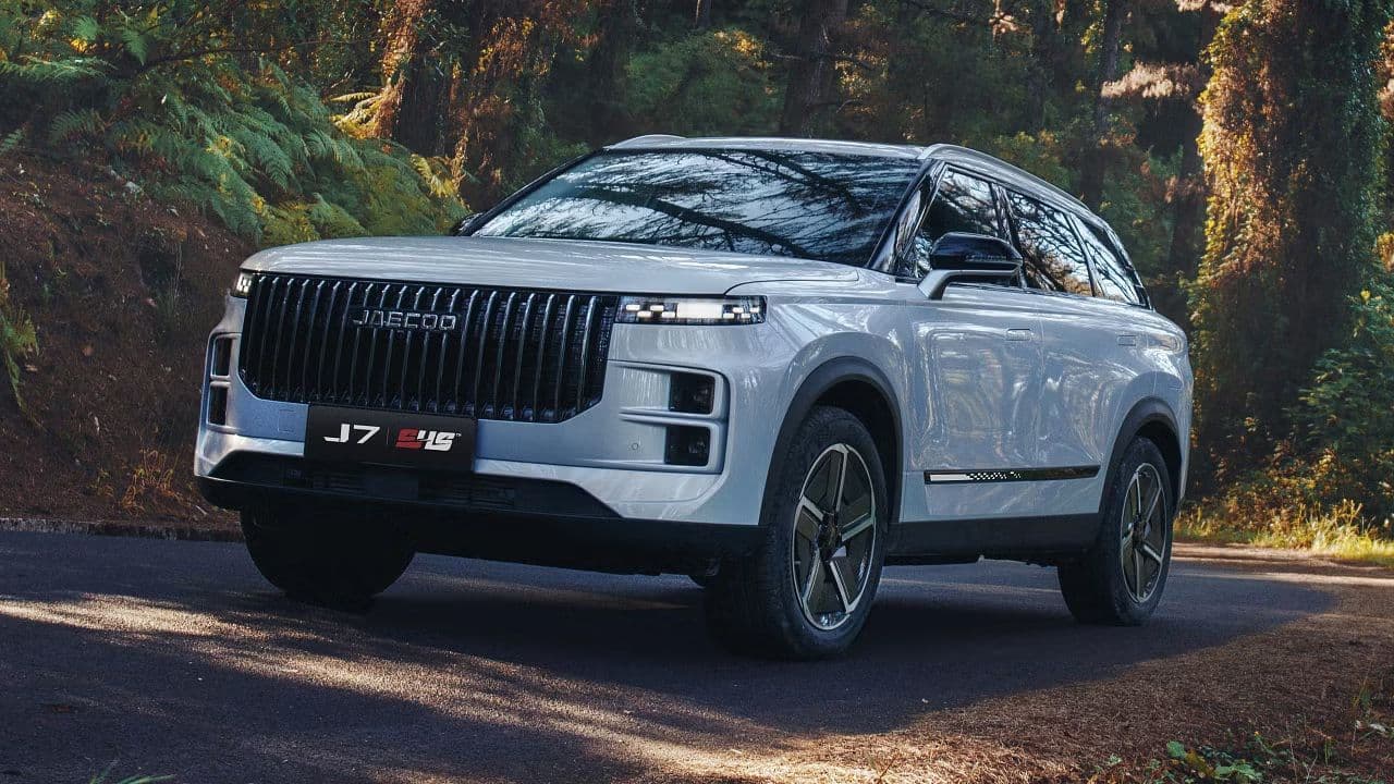 2026 Jaecoo J7 SHS Track rear three-quarter view showing LED tail lights 2026 Jaecoo J7 SHS Track rear three-quarter view showing LED tail lights