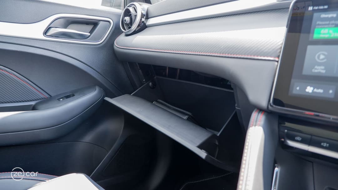 MG ZS EV glove box and PM2.5 filter