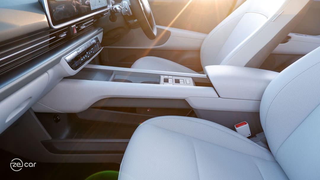 Hyundai Ioniq 6 door and centre console design