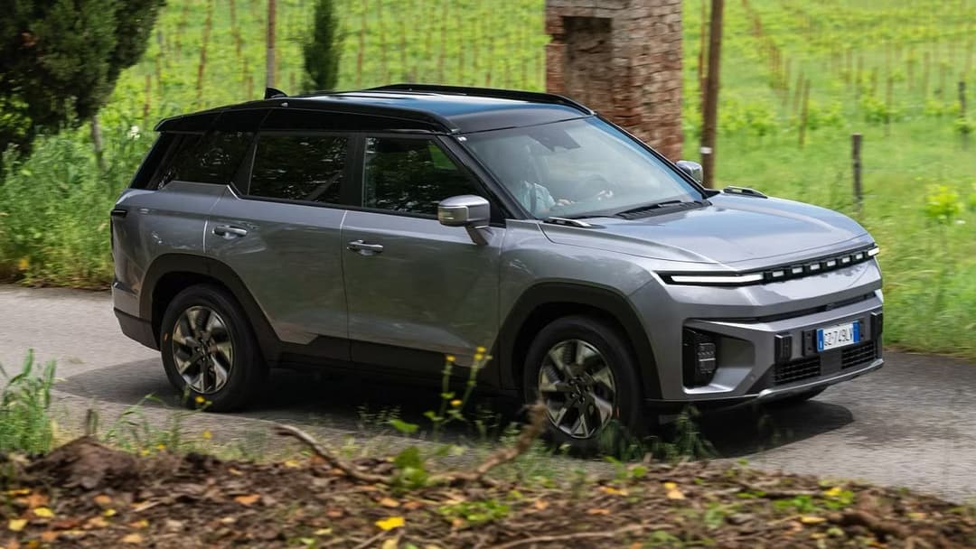 KGM Torres EVX side profile view highlighting aerodynamic body lines and 19-inch alloy wheels KGM Torres EVX side profile view highlighting aerodynamic body lines and 19-inch alloy wheels