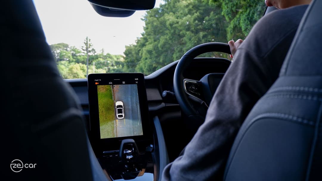 Polestar 2 touchscreen showing 360-degree camera with driver Polestar 2 touchscreen showing 360-degree camera with driver