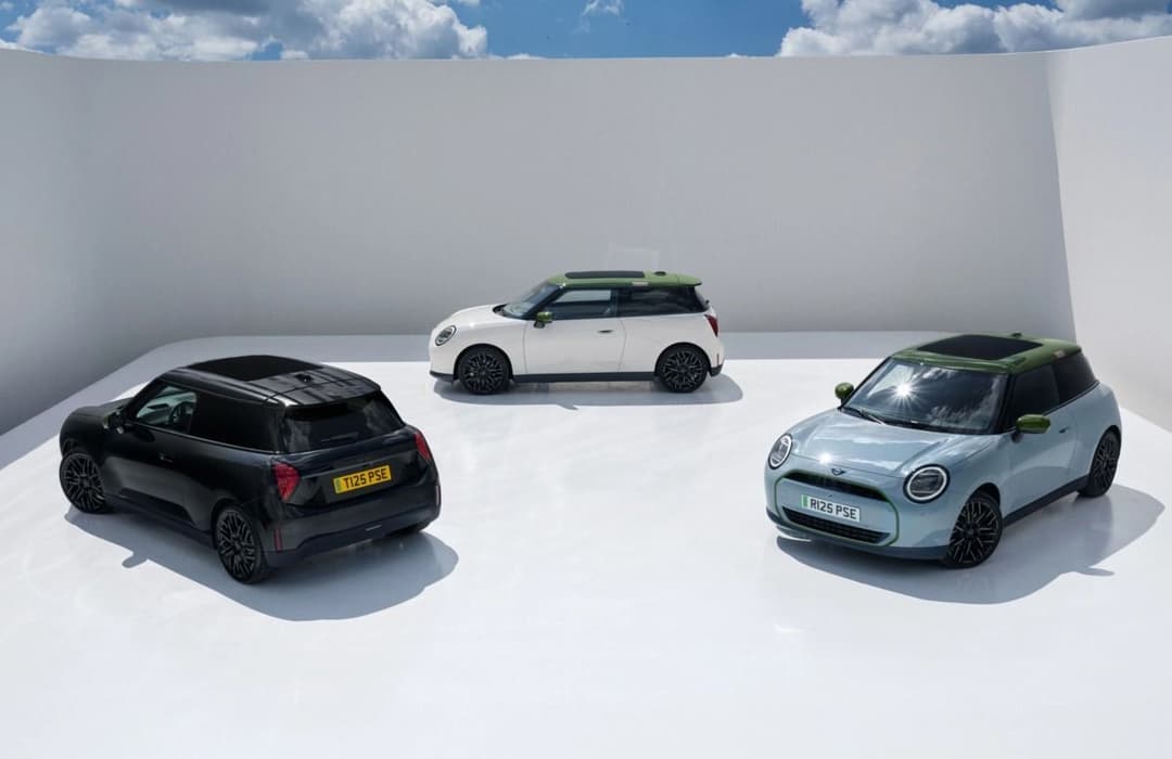 Three MINI Cooper SE Paul Smith Edition models in black, white and grey with Nottingham Green accents, shown from above Three MINI Cooper SE Paul Smith Edition models in black, white and grey with Nottingham Green accents, shown from above