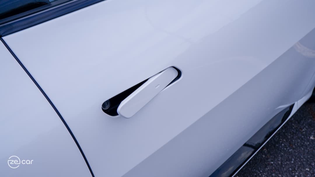 White Kia EV6 GT-Line pop-out door handle White Kia EV6 GT-Line pop-out door handle