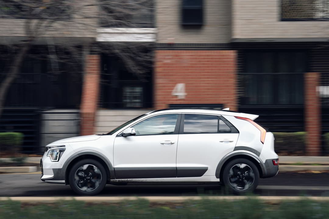 Kia Niro EV GT-Line with contrasting C-pillar driving side view Kia Niro EV GT-Line with contrasting C-pillar driving side view