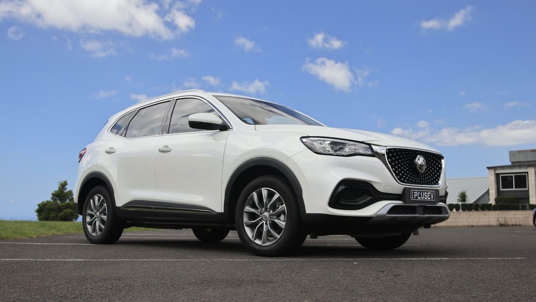 MG HS Plus in white three quarter view MG HS Plus in white three quarter view