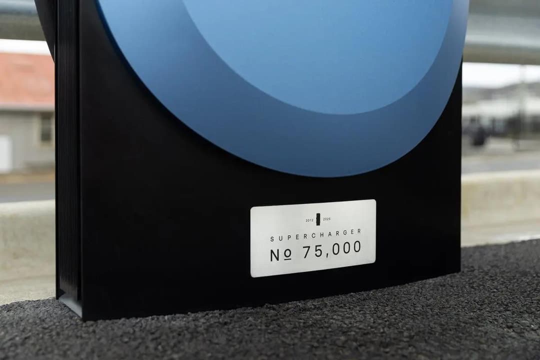 Tesla V4 Supercharger stalls at charging station Tesla V4 Supercharger stalls at charging station