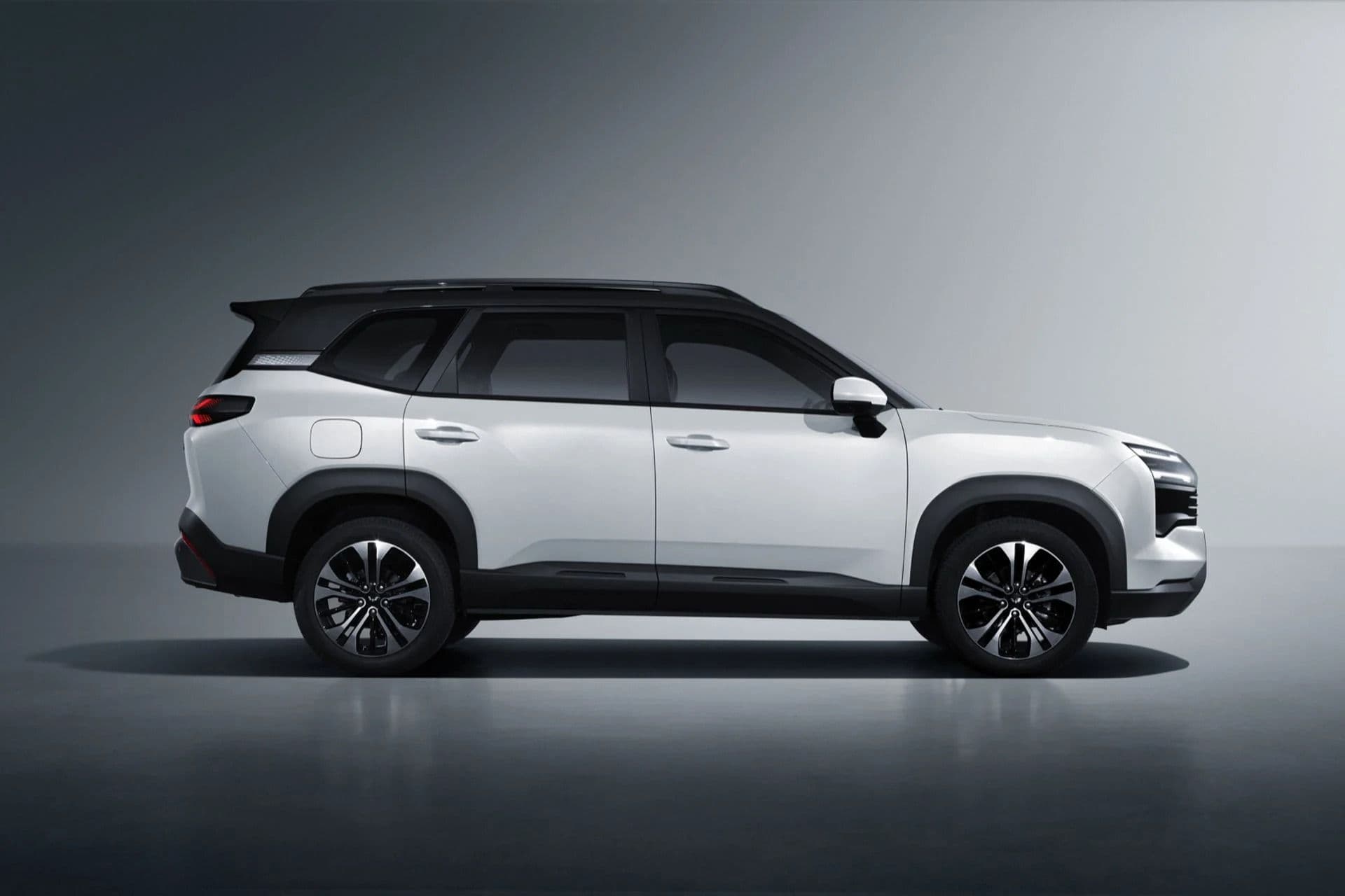 White Wuling Eksion SUV with a black roof, side profile in a studio White Wuling Eksion SUV with a black roof, side profile in a studio