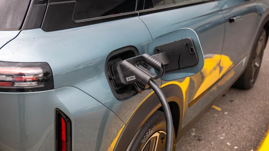 2026 Jaecoo J7 SHS Track interior dashboard with digital displays and steering wheel 2026 Jaecoo J7 SHS Track interior dashboard with digital displays and steering wheel