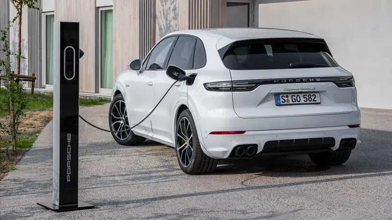 Porsche Cayeene PHEV getting charged Porsche Cayeene PHEV getting charged