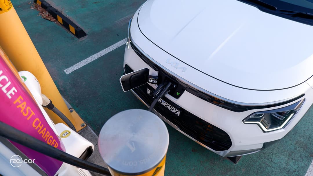Kia Niro EV front charging on fast DC charger Kia Niro EV front charging on fast DC charger
