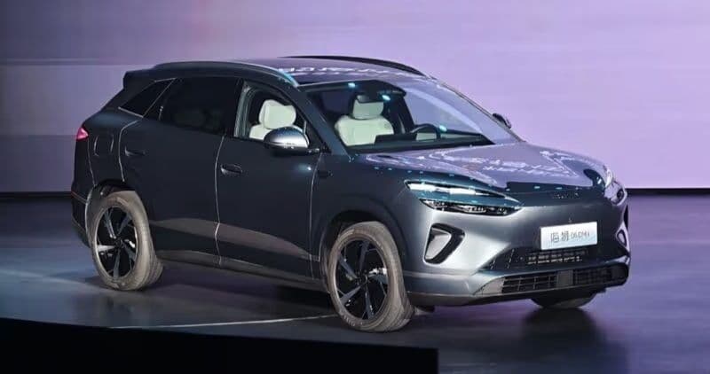 BYD Sealion 06 SUV on display, highlighting the vehicle's proportions and design elements that contribute to its market success BYD Sealion 06 SUV on display, highlighting the vehicle's proportions and design elements that contribute to its market success