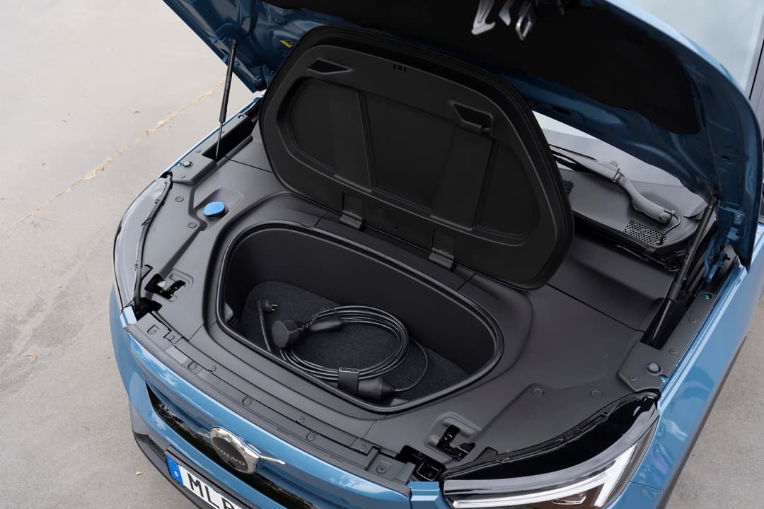 Volvo C40 frunk storage with charging cable inside Volvo C40 frunk storage with charging cable inside