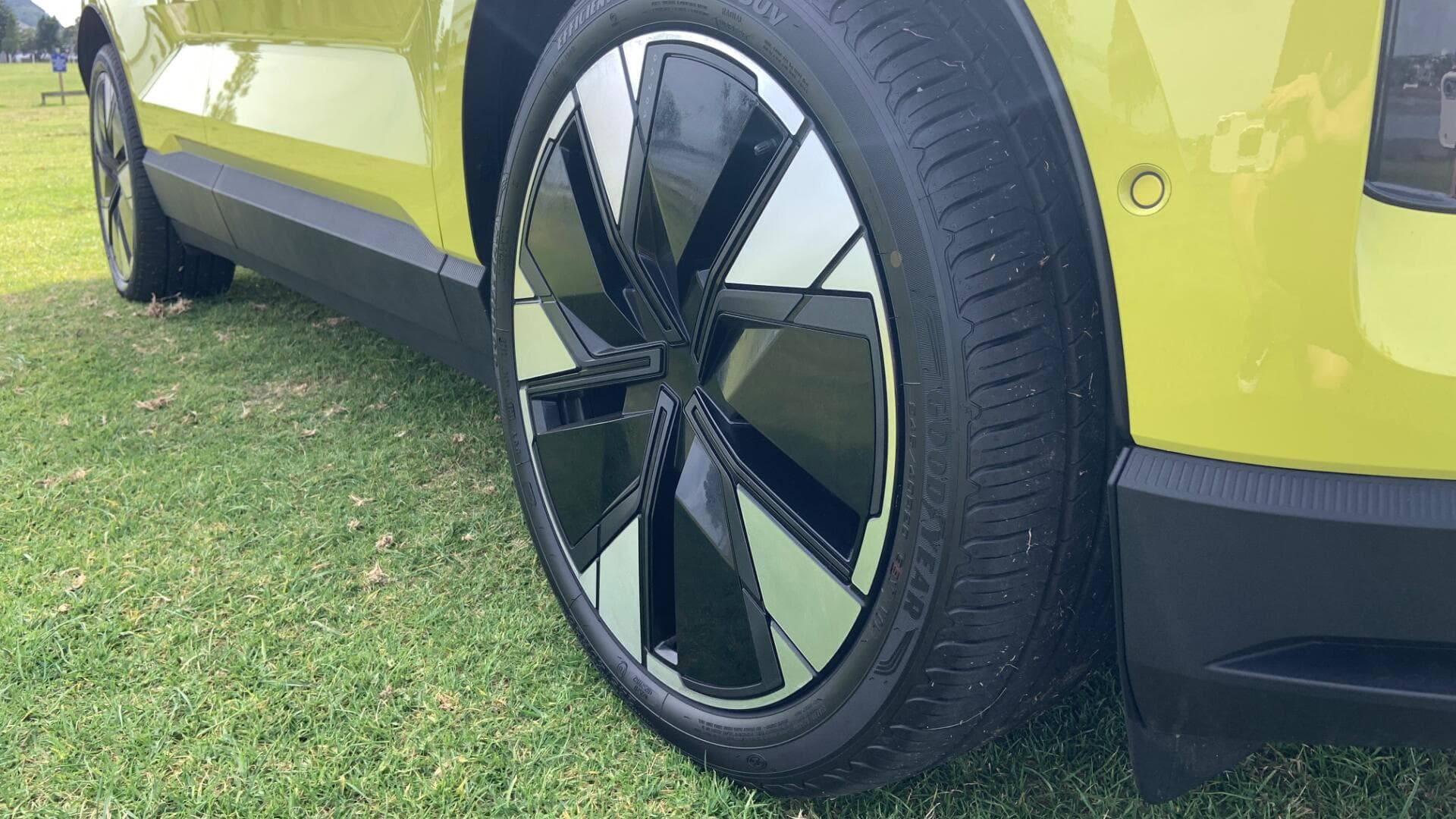 Volvo EX30 in moss yellow zoomed in on front wheels Volvo EX30 in moss yellow zoomed in on front wheels