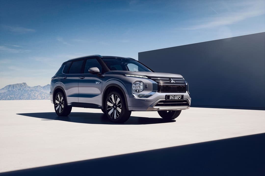 2026 Mitsubishi Outlander PHEV front 2026 Mitsubishi Outlander PHEV front