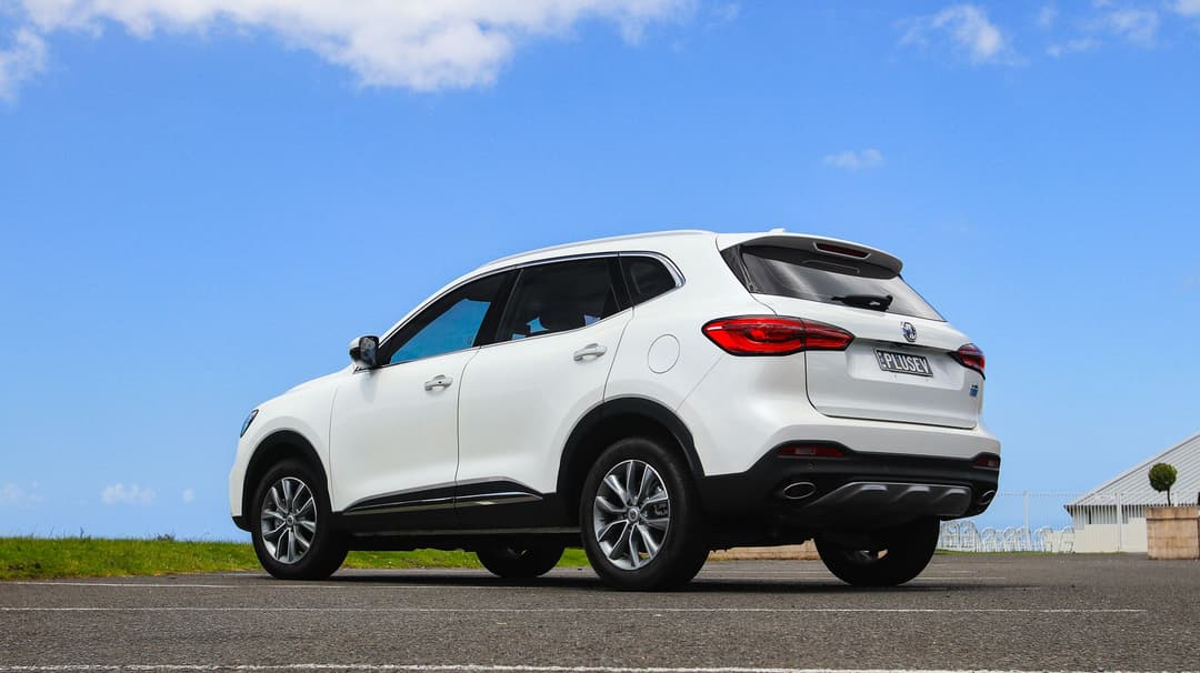 White MG HS Plus EV rear side view White MG HS Plus EV rear side view